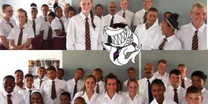 Die 2 helftes van Gansbaai Academia se nuwelinge (Gr 8â€™s), met die skoolhoof, mnr Tommy Wilson (Â±middel) tussen hulle